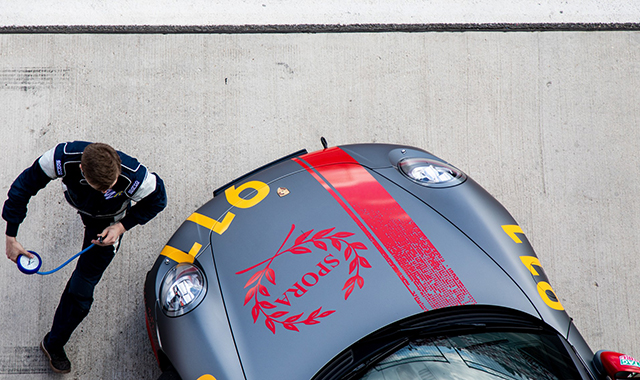 Покататься на спорткаре в Москве и Подмосковье