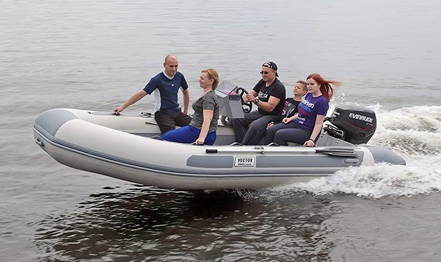 Аренда моторной лодки Риб большой без капитана