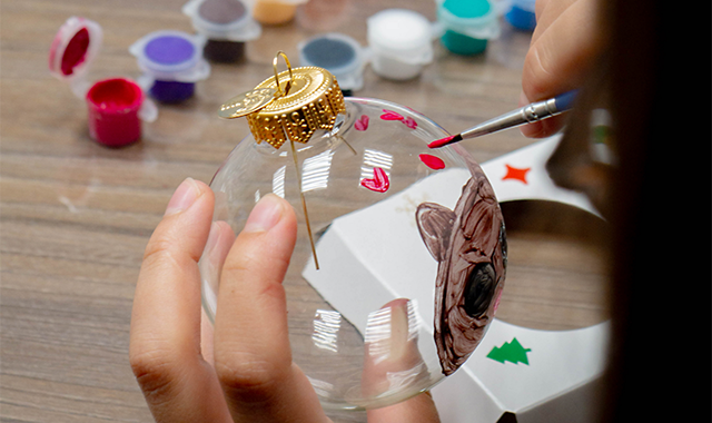 Ручная роспись новогодних игрушек в Москве и Подмосковье