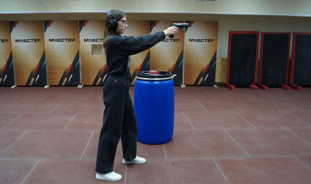 Стрельба для детей из пистолета Airsoft