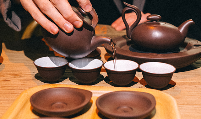 Чабань столик и чашки для чайной церемонии