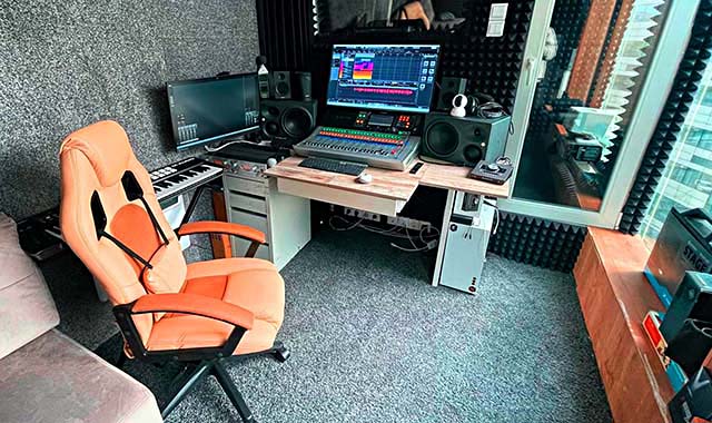 Запись трека в студии звукозаписи в Москве.