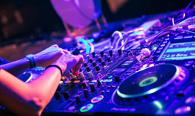 Запись трека в студии звукозаписи в Москве.